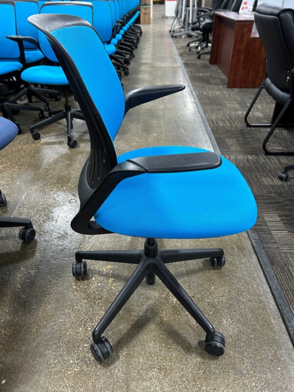 Used Blue Steelcase Cobi Meeting Chair - Image 4