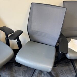 Mesh back task chair
