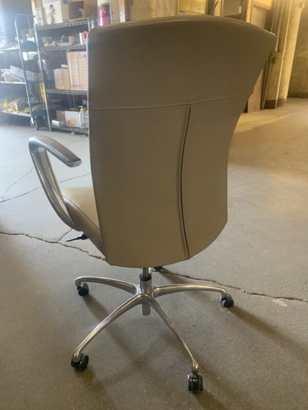 Used Leather Gunlocke Avoca Conference Chair in Cream - Image 3