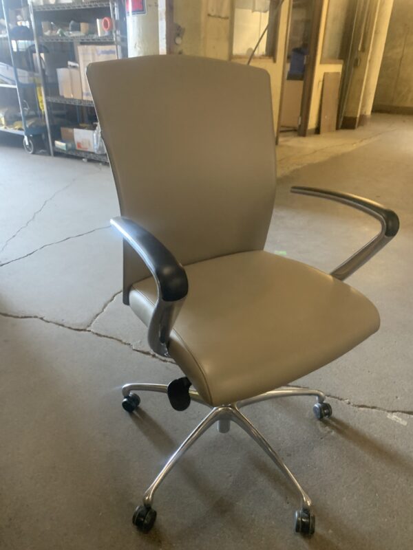 Used Leather Gunlocke Avoca Conference Chair in Cream - Image 2