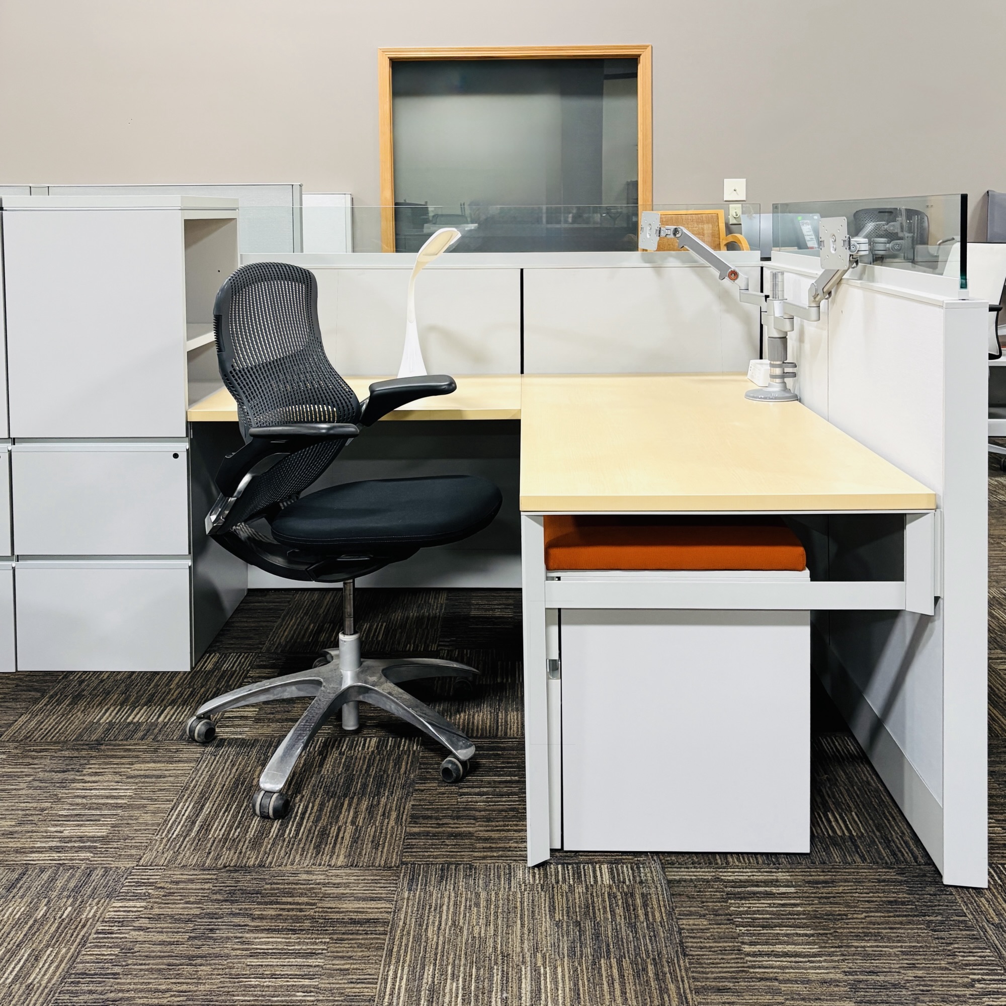 Knoll-cubicle-and-generation-chair